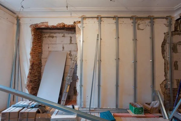 Cantiere interno con puntelli e opere di consolidamento