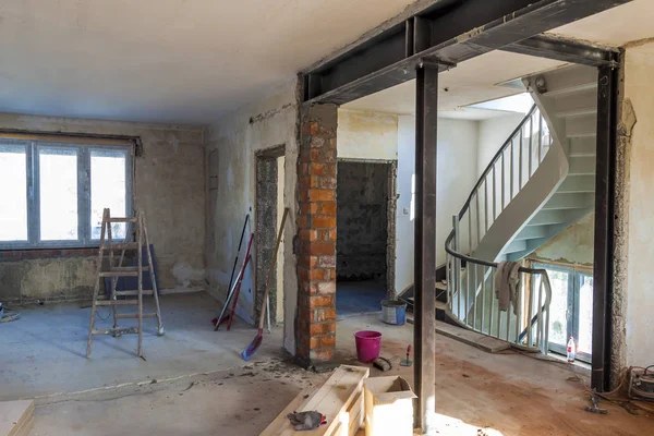 Interno in ristrutturazione con nuove travi in acciaio